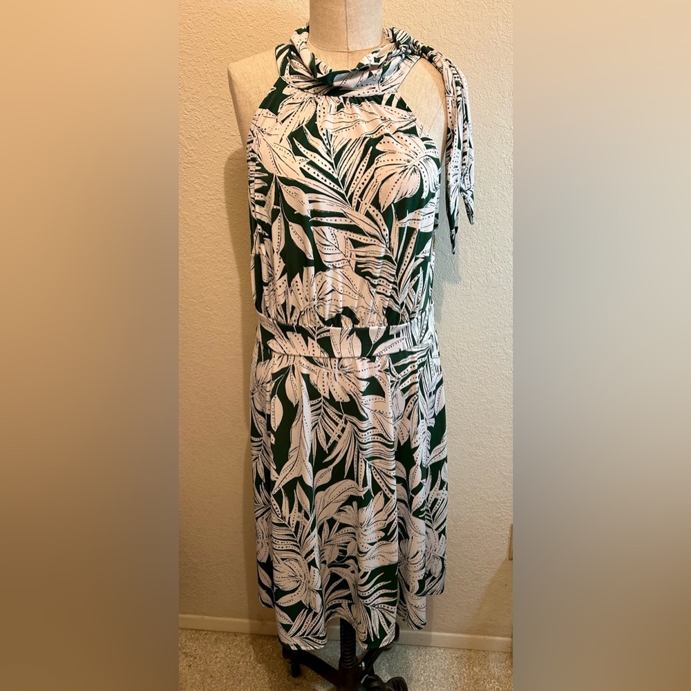 Elegant Green and White Leaf Print Dress